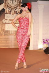 组图：李曼筠穿婚纱露酥胸 Whitney日本造人