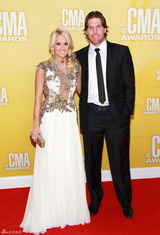 组图：安德伍德着曳地白裙美艳亮相音乐奖