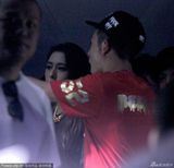 组图：陈冠希夜店看表演 与柯震东绯闻女友热聊