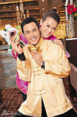 组图：郑嘉颖胡杏儿恭贺新春 赶拍新戏人气旺