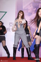 高清图：萧亚轩寒冬穿薄纱秀性感避谈旧爱王阳明