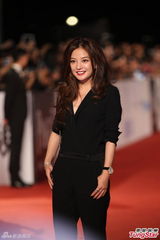 组图：赵薇携《致青春》亮相 黑衣红唇成熟妩媚