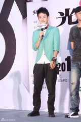 组图：李艾教“剩女”相亲秘笈 周韦彤短裙险走光