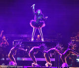 组图：张惠妹台北连唱两天吸2千万 超短裙难掩肉腿