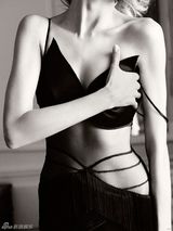 组图：名模卢比可紧身皮衣秀火辣身材 长腿诱人