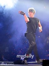 组图：韩国偶像组合神话15周年演唱会