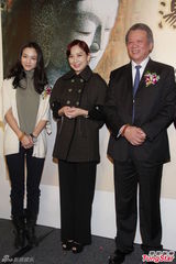 组图：汤唯香港支持父亲画展