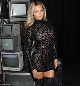 组图：碧昂斯现身庆功会 亮片超短裙透视可见