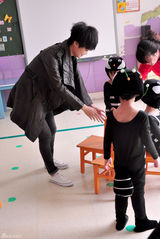 组图：李宇春探访听障儿童 玉米爱心公益继续