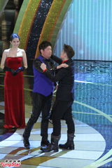 组图：潘玮柏金钟现场上演获视帝情景弥补遗憾