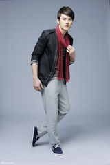 组图：徐正曦红色写真演绎秋季时尚