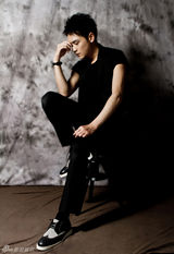 组图：国产长腿霍政谚时尚型男完美比例