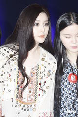 组图：范冰冰亮相慈善盛典 杨受成主动互换号码