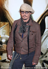 组图：约翰尼-德普亮相新片记者会 女主角花枝招展