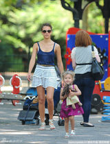 幻灯图：阿尔芭俏“萝莉”装出行 与女儿开心嬉闹