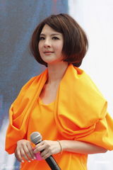 组图：郭静签唱会小秀舞技 最爱阳光型男 