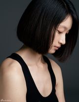 组图：沈佳妮拍裸妆大片 清新自然秀随性