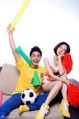 幻灯图：戚薇袁成杰写真 演绎宅男宅女看球生活 