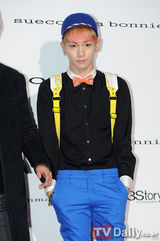 组图：韩组合f(x)SHINee等齐聚展青春时尚气息