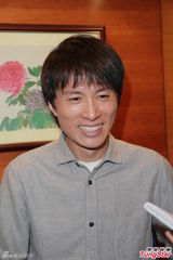 组图：黄子华新剧结局自掏腰包请客 热拥徐子珊