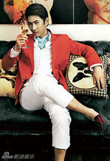 组图：何明翰杂志封面大片大玩贵族绅士风