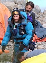 组图：杰克-吉伦哈尔全裸搭帐篷 胶带遮鸟新颖