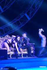 幻灯组图：胡杏儿被猛男夹击 林峰上演群魔乱战