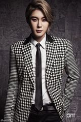 高清：韩团Mpire写真穿格纹豹纹西装张扬个性