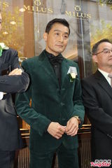 组图：梁家辉沪上吸金 私下被彭于晏叫“爹地”