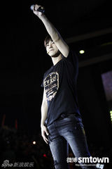 组图：东方神起北京开唱 献劲歌热舞现场变红海