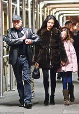 组图：道格拉斯患癌后暴瘦 携妻儿外出享天伦