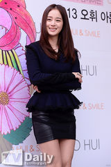 组图：金泰熙为品牌站台 超短裙甜美热辣