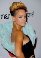 高清图集：蕾哈娜出席前格莱美派对 奇装异服抢镜