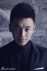 组图：曹璐最新写真曝光 俏皮中渐露英气