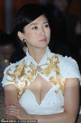 组图：翁虹俯身爆豪乳 胸贴走光浑然不知