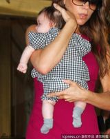 组图：辣妹产后身材恢复 小七格纹连身裤超可爱