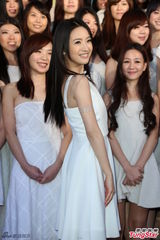 组图：林依晨亮相记者会 白色长裙优雅文静