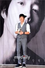 组图：韩星张赫出自传《热血男儿》 出席宣传