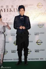 组图：张峻宁演绎男子着装三部曲 从粗犷到复古