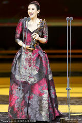 组图：章子怡获影后十连冠 与家人吃炸酱面庆祝