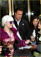 组图：Gaga频换装街头变秀场 女王变夜店女郎