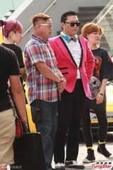 组图：Psy乘私人飞机访港 八位数接演耳机广告