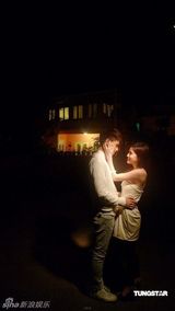 幻灯图：张敬轩拍MV重拾初恋感 与麦家瑜海边漫步