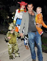 高清：明星万圣节造型曝光 “母老虎”蕾哈娜最雷人