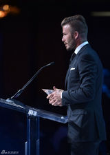 高清组图：小贝夫妇出席盛典 三位公子帅气亮相