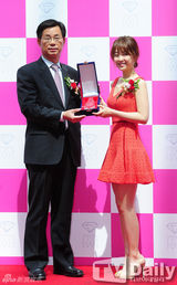 组图：朴宝英深V红裙亮相BestJewelryLady颁奖