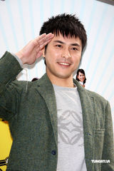 高清图：范植伟携夏于乔宣传新戏 回应解约事件