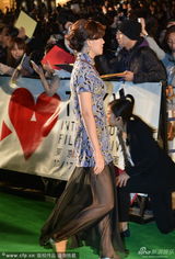 组图：导演宁瀛携《警察日记》剧组亮相绿毯