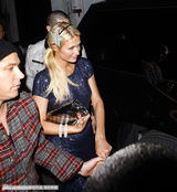 组图：帕丽斯-希尔顿泡夜店男友小心翼翼伺候左右