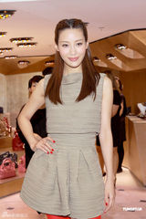 周慧敏自言有不少同志朋友 赌王四太送何超盈首饰